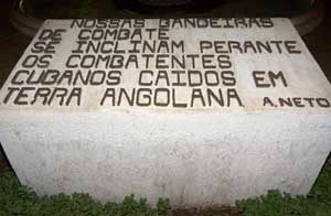 Nuestras banderas de combate se inclinan delante de los combatientes cubanos caídos en tierra angolana-Agostino Neto