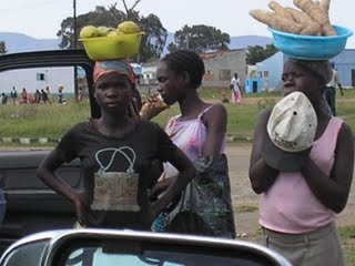 candonga3 Vendedoras callejeras en las calles de Luanda