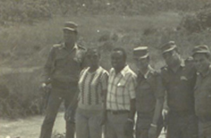 boma2 Asesores militares cubanos a la entrada de Boma en 1977. El tercero de izquiera a derecha era jefe de la misión médica en Luena.