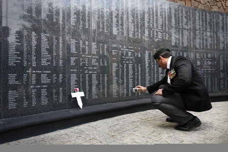 Muro del Recuerdo en el monumento Voortrekker de Pretoria, inaugurado el 25 de octubre de 2009