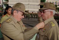 Raúl Castro condecora al general Ramón Espinosa Martín, como parte de su ascenso enero de 2009 a viceministro de las FAR