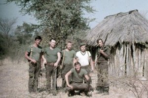 Asesores y especialistas militares rusos en Mulondo en 1983. Foto de V. Soldatenko. Tomado del blog HavanaLuanda