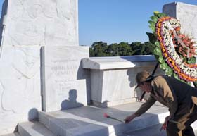Raúl Castro deposita una ofreda en el mauseleo del Cacahual, el 7 de diciembre de 2009
