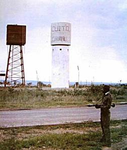 Tanque de agua en Cuito Cuanavale, custodiado por soldado de las FAPLA/Foto tomada del blog HavanaLuanda 