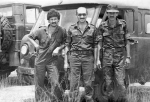 Asesor ruso flanqueado por dos soldados cubanos. Foto tomada del blog de Veteranos Rusos de la Guerra de Angola